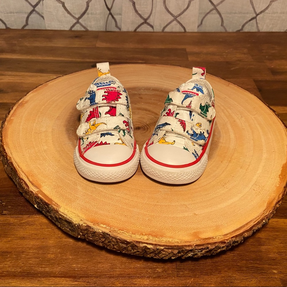 LIKE NEW DINO CONVERSE